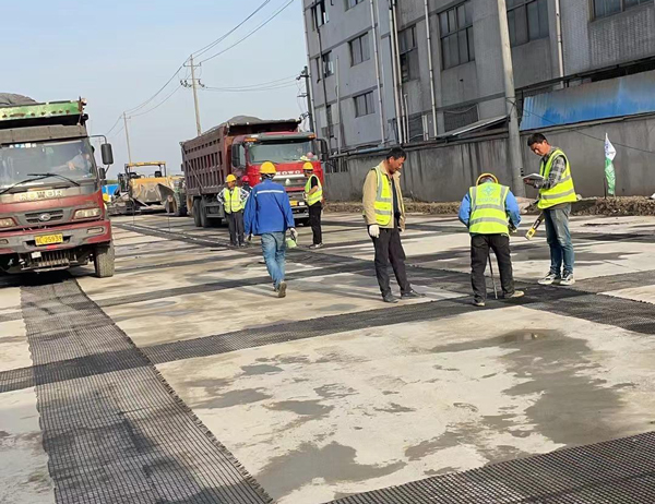 黄岩老材料的新故事:玻璃纤维土工格栅如何在‘白改黑’浪潮中重获新生?